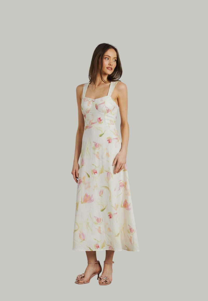 Blumenbedrucktes Leinenkleid mit tailliertem Oberteil, quadratischem Ausschnitt und breiten Trägern. Es zeigt zarte rosa und grüne Muster auf einem hellen Hintergrund.
