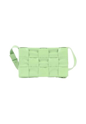 Sac d'épaule rectangulaire vert clair avec des carrés en cuir matelassés tissés et une sangle ajustable sur fond blanc.