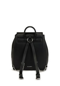 Mustat nahkareput, joissa on rakenteellinen muotoilu, ylhäällä oleva kahva, säädettävät hihnat ja hopeanväriset yksityiskohdat. Alareunassa logo.