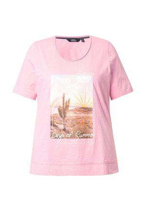 T-shirt en coton rose avec un col rond, des manches courtes et un motif en façade représentant une scène de cactus avec le texte "Jours d'été."
