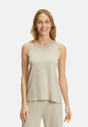 Beige ärmelloses Oberteil mit rundem Halsausschnitt, das einen lockeren Sitz und eine weiche Textur aufweist, kombiniert mit passenden beigen Hosen.