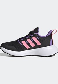 Scarpe atletiche nere con accenti rosa e viola, tomaia in mesh e un'intermedie bianca. Presentano tre strisce audaci sul lato e una suola texturizzata.