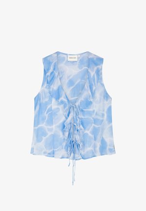 Mouwloze blauw-witte tie-dye blouse met V-hals, gerimpelde voorzoom en drie gestrikte strikken in het midden.