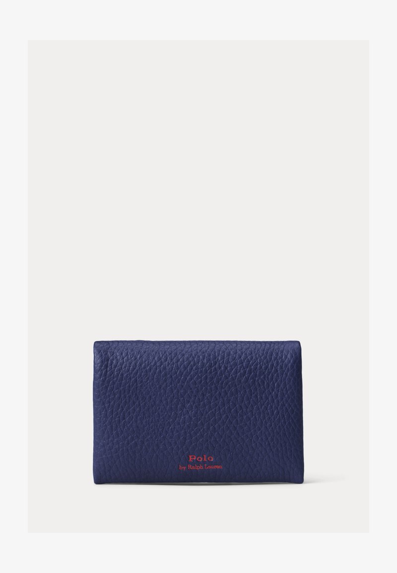 Cartera de cuero texturizado azul marino con el logo rojo de Polo by Ralph Lauren centrado en la parte inferior sobre un fondo liso y claro.