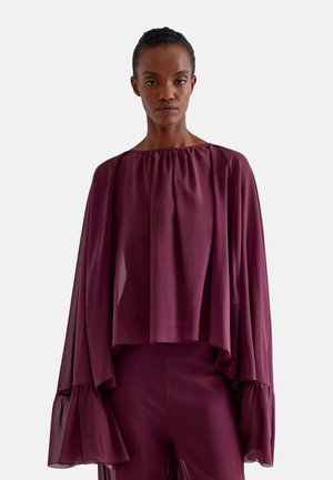 Luftig burgunderfarvet bluse med draperet design, samlet halsudskæring og lange klokkeærmer. Fremstillet af let stof med en glat tekstur.