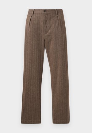 Bruine hooggelegde broek met riemlussen, een knoop aan de voorkant, ritssluiting en een subtiel verticale visgraatpatroon.