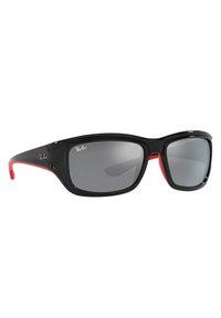 Occhiali da sole Ray-Ban con montatura nera e dettagli rossi, dotati di lenti grigie e una forma rettangolare sportiva. Le aste testurizzate migliorano la presa.