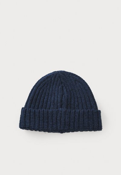 Berretto lavorato a maglia di un blu navy scuro, con una texture a coste, visiera pieghevole e una forma arrotondata per un maggiore calore e comfort.