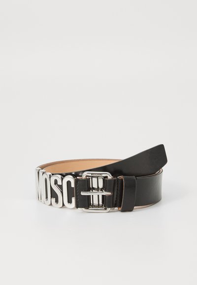 Czarny skórzany pasek z wyraźną klamrą w odcieniu srebrnym z logo "MOSCHINO", gładką teksturą i regulowanym designem.