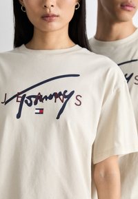 Tommy Jeans SIGNATURE TWIST TEE UNISEX - Camiseta estampada - newsprint