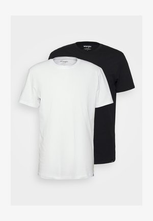 Deux t-shirts en coton, l'un blanc et l'autre noir, présentant un design classique à col rond. Les deux ont des manches courtes et une coupe décontractée.