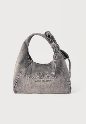 Γκρι τσάντα από τζιν με χειρολαβή δεμένη κόμπο και κεντημένο το «THE SACK BAG MARC JACOBS» στο μπροστινό μέρος.