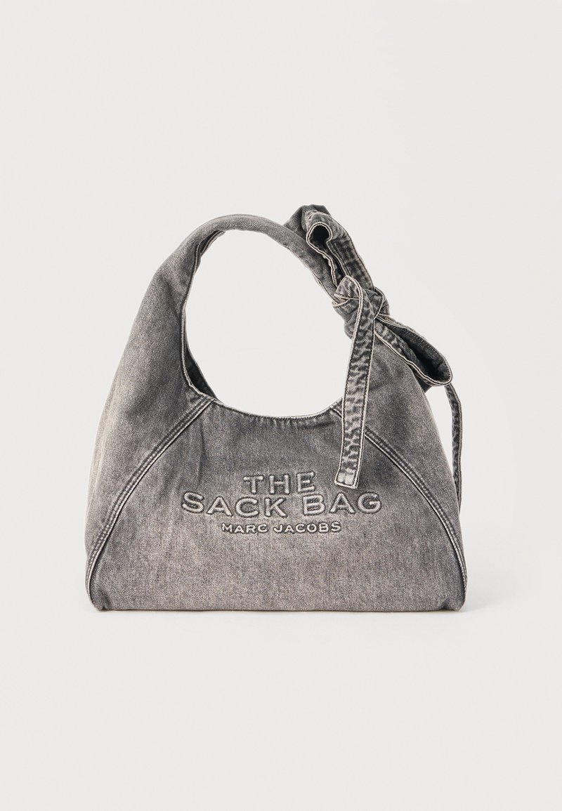 Γκρι τσάντα από τζιν με χειρολαβή δεμένη κόμπο και κεντημένο το «THE SACK BAG MARC JACOBS» στο μπροστινό μέρος.