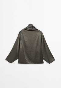 Haut à col roulé froissé gris foncé à manches longues, posé à plat, montrant le dos avec des manches larges et une coupe décontractée.