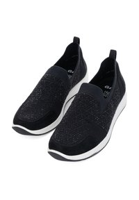 Schwarze Slip-On-Schuhe mit strukturiertem Strick-Obermaterial, Diamantmuster und Wildlederelementen. Mit einer weißen Gummisohle und einer Schlaufe für einfaches Anziehen.
