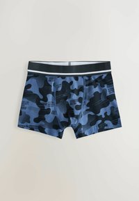 Boxer-briefs à motif camouflage bleu et noir avec une ceinture noire contrastante ornée de rayures blanches et d'accents textuels. Tissu doux et extensible.