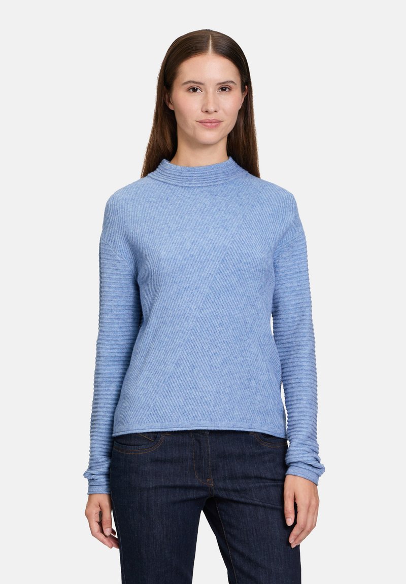 Helles blaues, geripptes Langarmshirt mit hohem Kragen und diagonalen Nahtdetails. Hergestellt aus weichem Material, mit enganliegenden Ärmeln.