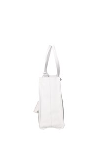 Borsa a tracolla bianca in pelle con cuciture verticali, due manici, texture liscia e forma affusolata. Presenta una maniglia laterale per versatilità.