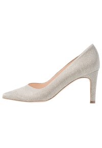 Jasnoszare materiałowe czółenka z szpiczastym noskiem i wyprofilowanym obcasem. Posiadają prążkowaną fakturę i gładką wewnętrzną wyściółkę. Umiarkowana wysokość obcasa.