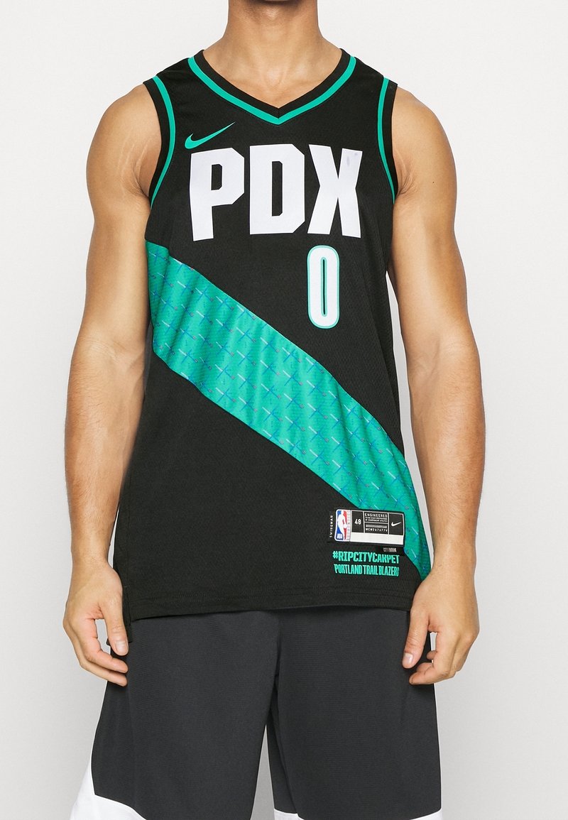 Maillot de basket-ball noir avec un design diagonal teal, grande inscription 'PDX' et le numéro '0'. Comprend le logo NBA et un patch de la marque.