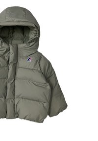 Zielona kurtka puffer z kapturem, z pikowanym wzorem i naszywką z logo na piersi. Wykonana z gładkiego, błyszczącego materiału.