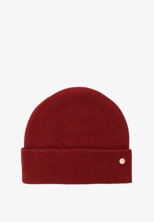 Czerwony dzianinowy beanie wykonany z miękkiej wełny, z podwiniętym mankietem i małym metalowym logo po boku.