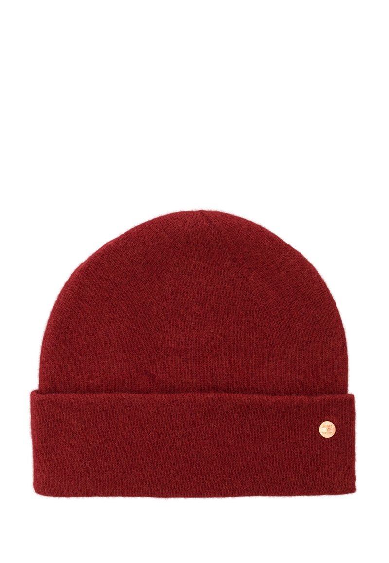 Rode gebreide beanie van zachte wol, met een gevouwen rand en een klein metallic logo-accent aan de zijkant.