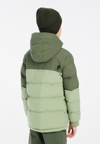 Giubbotto imbottito verde con design bicolore: verde scuro nella parte superiore, verde chiaro nella parte inferiore. Presenta un cappuccio e polsini elasticizzati. Logo visibile sul retro.