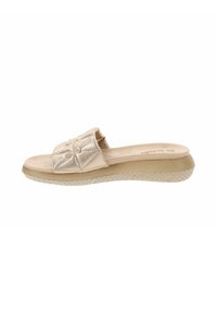 Sandale à enfiler en doré métallique avec une sangle texturée ornée de coutures décoratives et de petits clous ; semelle extérieure beige clair avec un motif texturé.