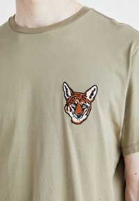 DOCKERS GRAPHIC TEE - Tricou cu imprimeu - khaki