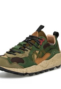 Sneaker multistrato verde e marrone con tomaia testurizzata, lacci neri, dettagli color pekao e suola beige maculata con battistrada robusto.