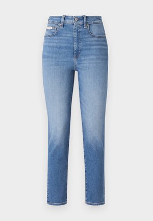 Jeans in denim azzurro chiaro con vita alta, gamba dritta e sfumature sottili. Presentano passanti per cintura, cinque tasche e chiusura con bottone in metallo.