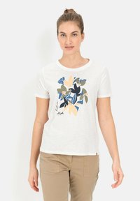 Witte katoenen T-shirt met korte mouwen, voorzien van een bloemenprint in blauw, groen en beige, en de tekst "geloof in het leven" geïntegreerd in het ontwerp.