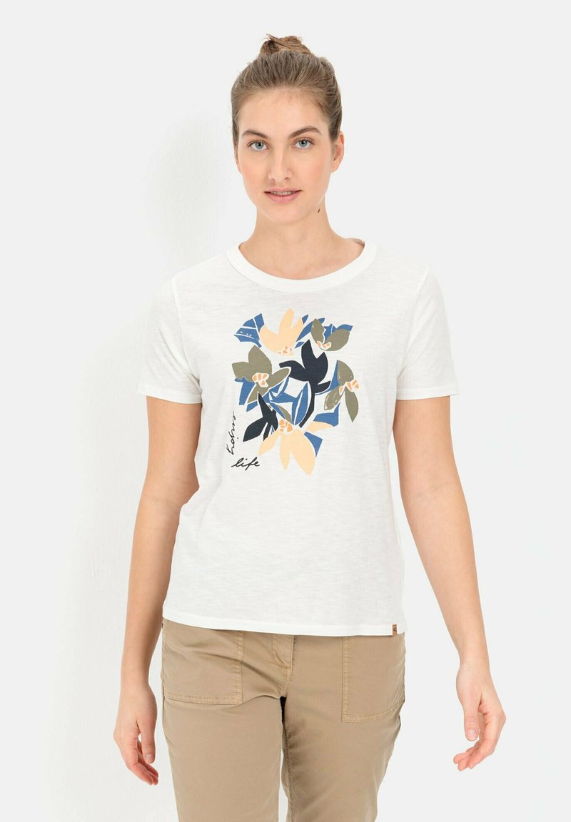 Witte katoenen T-shirt met korte mouwen, voorzien van een bloemenprint in blauw, groen en beige, en de tekst "geloof in het leven" geïntegreerd in het ontwerp.