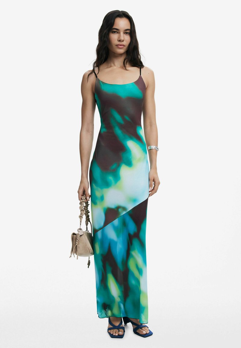 Sukienka maxi z gradientowym wzorem w odcieniach turquoise i brązu, wykonana z gładkiego materiału. Cienkie ramiączka i ukośny wzór kolorystyczny są szczególnie wyróżniające.