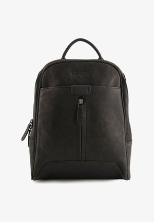 Sac à dos en cuir noir avec une finition texturée, prise supérieure, poche zippée à l'avant et branding discret. Forme compacte et structurée.
