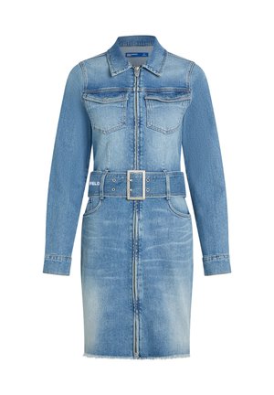 Denimkjole i lyseblå, med lange ermer, frontglidelås, to brystlommer, belte i midjen og en slitt kant.