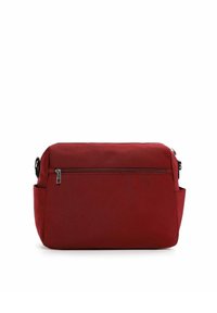 Tiivis tummanpunainen kangas olkalaukku, jossa vetoketjutasku edessä ja sivulla näkyvät taskut, valkoista taustaa vasten.