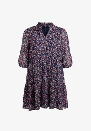 Granatowa krótka sukienka w różowe i czerwone kwiatowe wzory, z dekoltem w kształcie litery V, bufkami na trzy czwarte rękawów i warstwowymi falbanami u dołu.