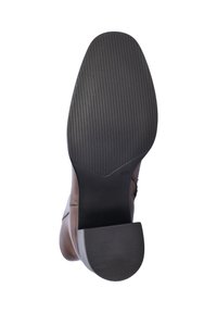 Botte en cuir marron vue de dessous, montrant une semelle noire texturée avec le marquage de taille 37 et un talon empilé.