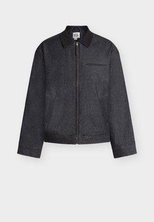 Mørkegrå glidelåsjakke med krage, to sidelommer og en horisontal brystlomme, vist mot en hvit bakgrunn.