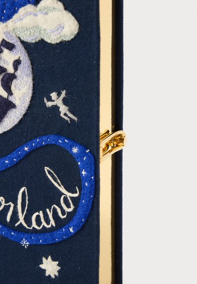 Tamsiai mėlynas audinio piniginė su siuvinėtiais raštais, įskaitant debesis, skraidantį figūrą ir baltą bei mėlyną tekstą. Auksiniai detalių akcentai.