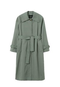 Trench long vert sauge avec large col, fermeture par un bouton, ceinture à la taille et détails de sangles réglables aux poignets.