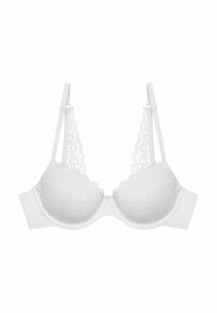 Biały koronkowy stanik z wyściełanymi miseczkami, z falbaniastym wykończeniem koronki wzdłuż krawędzi, regulowanymi ramiączkami i gładkim paskiem.