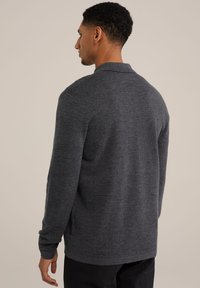 Dunkelgrauer Langarm-Polo-Pullover mit einer weichen Textur, klassischem Kragen und lockerer Passform, sichtbaren Nähten an den Schultern.