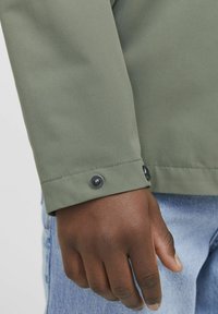 Thumbnail Image 4