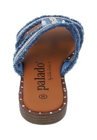 Sandalo slide in denim con cinturini blu sfrangiati, dettagli in accento argento, soletta in ecopelle e suola marrone con borchie.