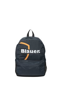 Zaino navy in nylon con tasca frontale con zip, ampia compartimento principale e logo "Blauer USA" bianco con accenti arancioni.