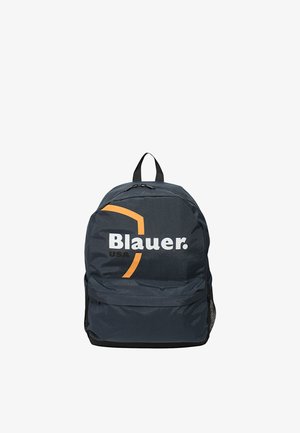 Zaino navy in nylon con tasca frontale con zip, ampia compartimento principale e logo "Blauer USA" bianco con accenti arancioni.