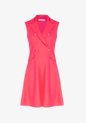 Ein ärmelloses Kleid in leuchtendem Pink, das ein doppelt knöpfbares Design, einen angeschnittenen Kragen und zwei Vorderaschen mit einem ausgestellten Rock aufweist.